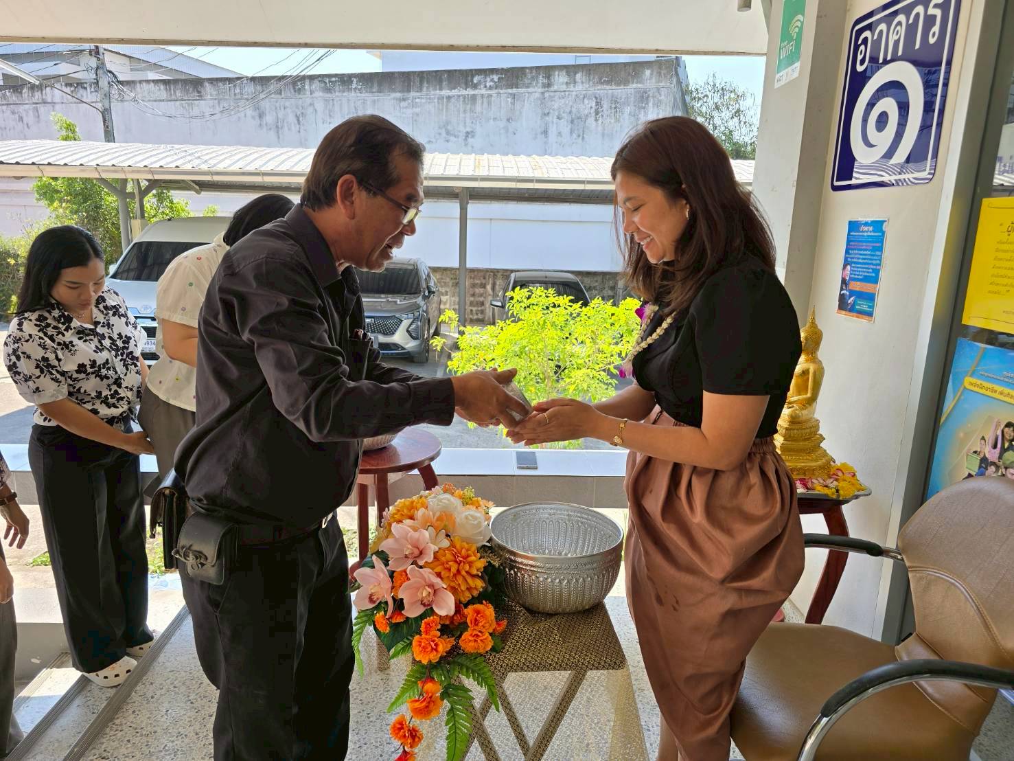 title - สำนักงานการปฏิรูปที่ดินจังหวัดเพชรบุรี ร่วมสืบสานวัฒนธรรม ประเพณีวันสงกรานต์ สรงน้ำพระและ รดน้ำขอพรปฏิรูปที่ดินจังหวัดเพชรบุรี
